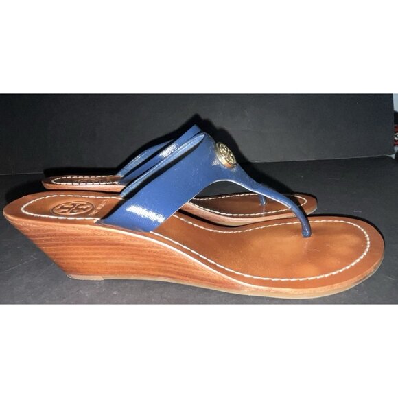 Tory Burch Cameron Sandal Sz 7 Wedge Thong Blue Patent Leather Gold Logo VGC - Picture 10 of 11